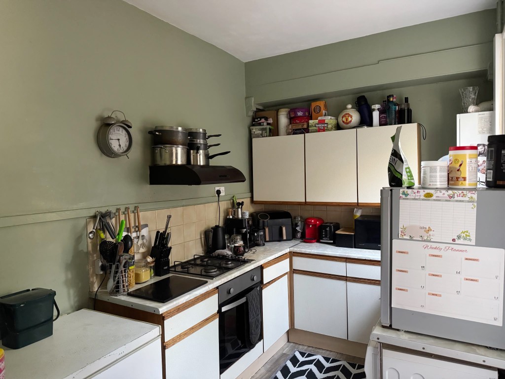 Lot: 116 - THREE-BEDROOM MID-TERRACE HOUSE FOR INVESTMENT - Fitted kitchen